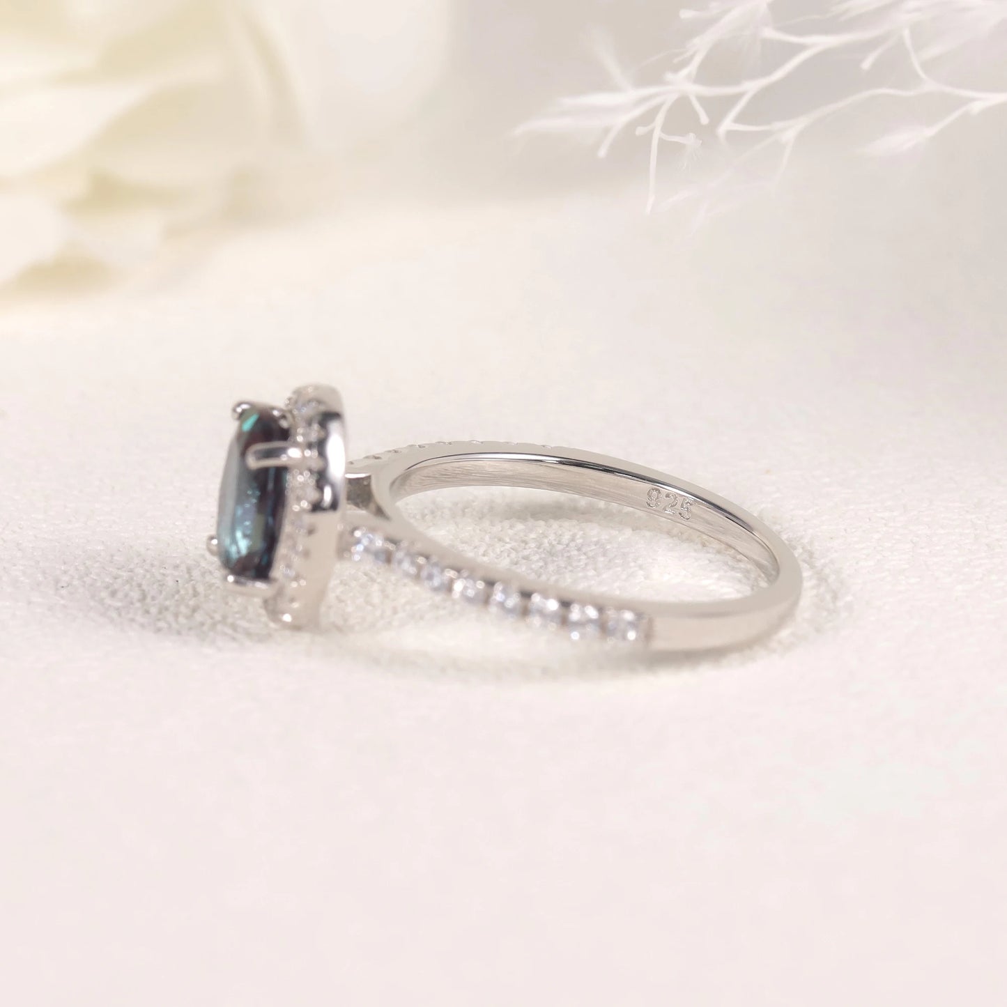 GEM'S BALLET Oval 6X8mm Halo Lab Alexandrite Engagement Ring